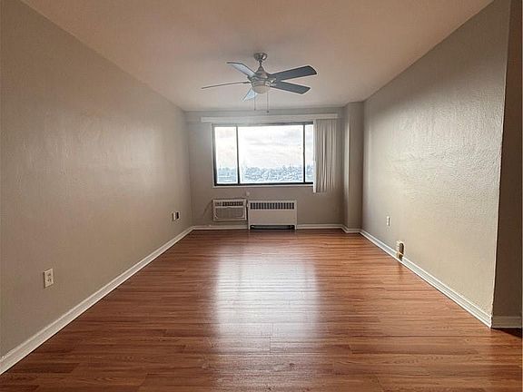 5th image of 11720 Edgewater Dr APT 916