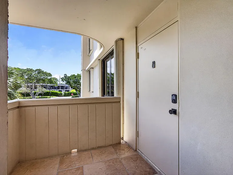 136 Lakeshore Dr — Photo 37