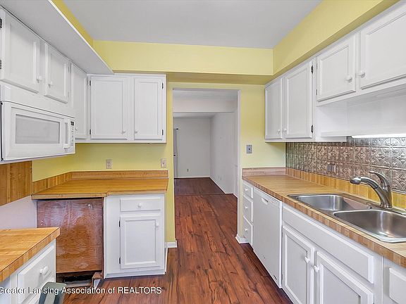 3rd image of 1865 Burrwood Cir