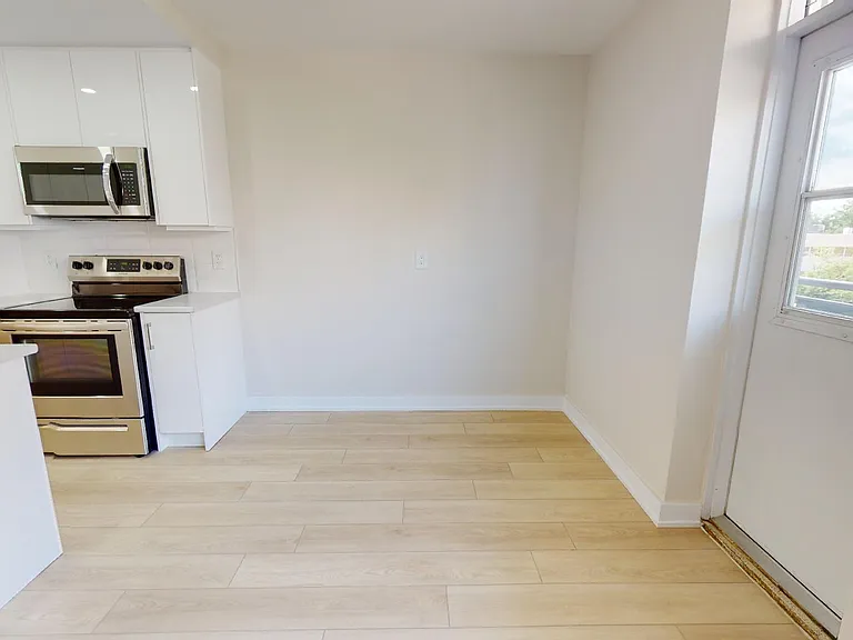 1170 Fennell Ave E — Photo 15