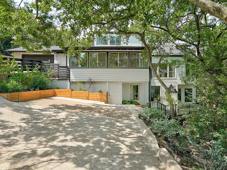 8804 Mountain Ridge Dr #B — Photo 17