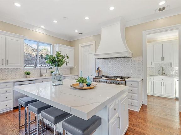 2nd image of 7 Harbour Town Ct