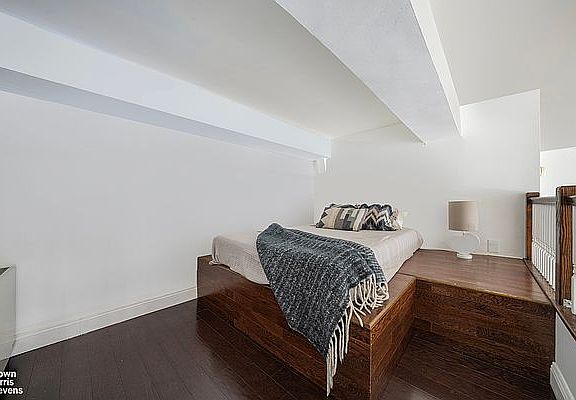 5th image of 310 E 46th St APT 6T