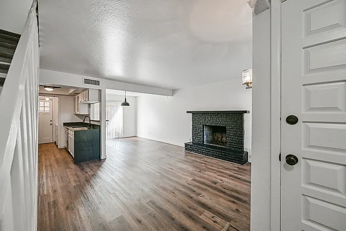 2 bed, 1.5 bath, 1052 sqft, $1,860 — Photo 2