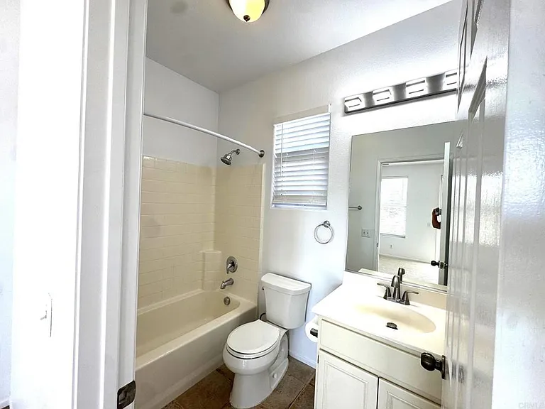 653 Beach St — Photo 17
