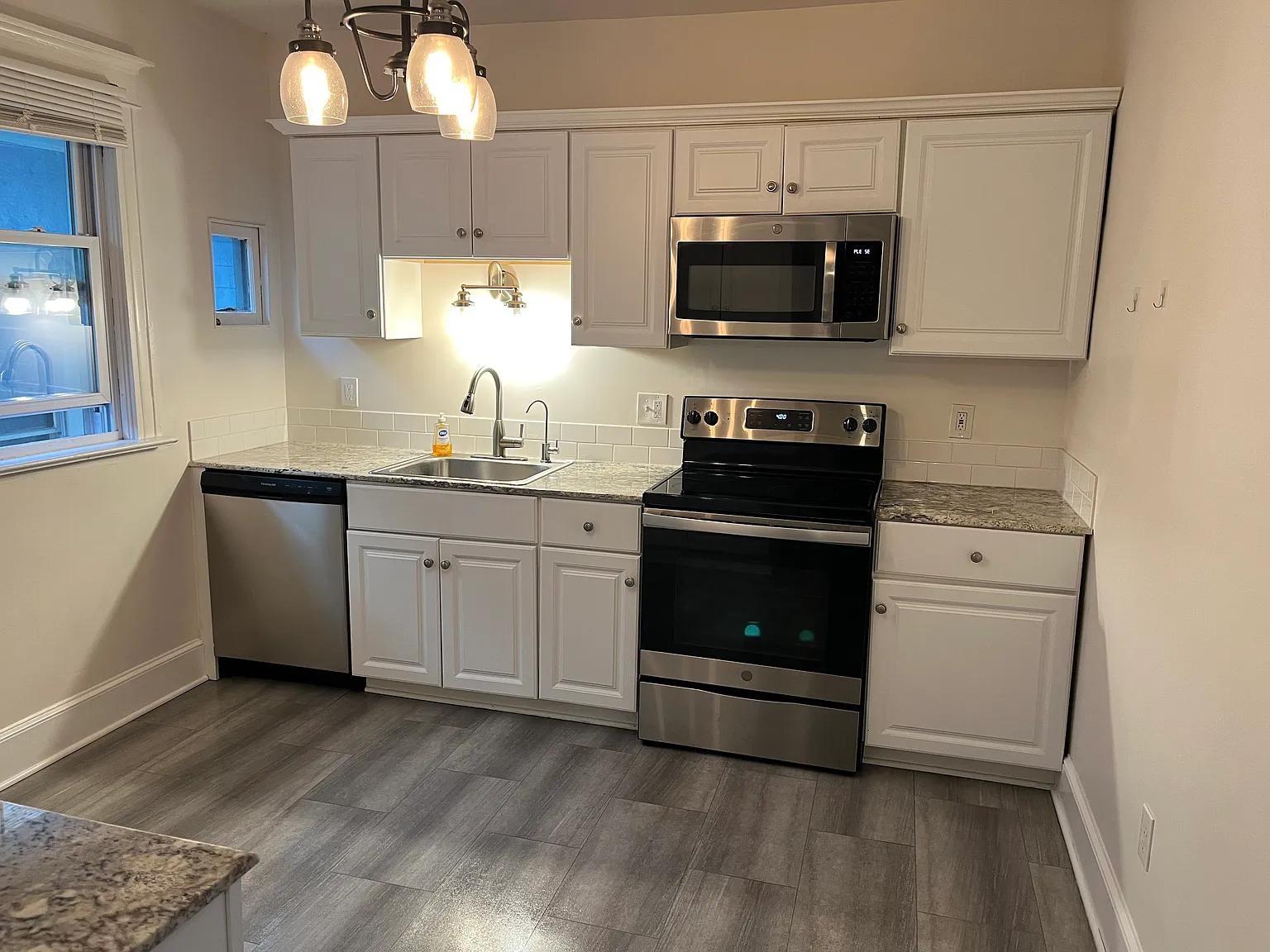3 bed, 1300 sqft, $1,600 — Photo 2