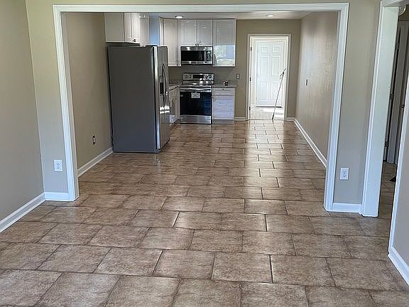 4th image of 8518 Pear St