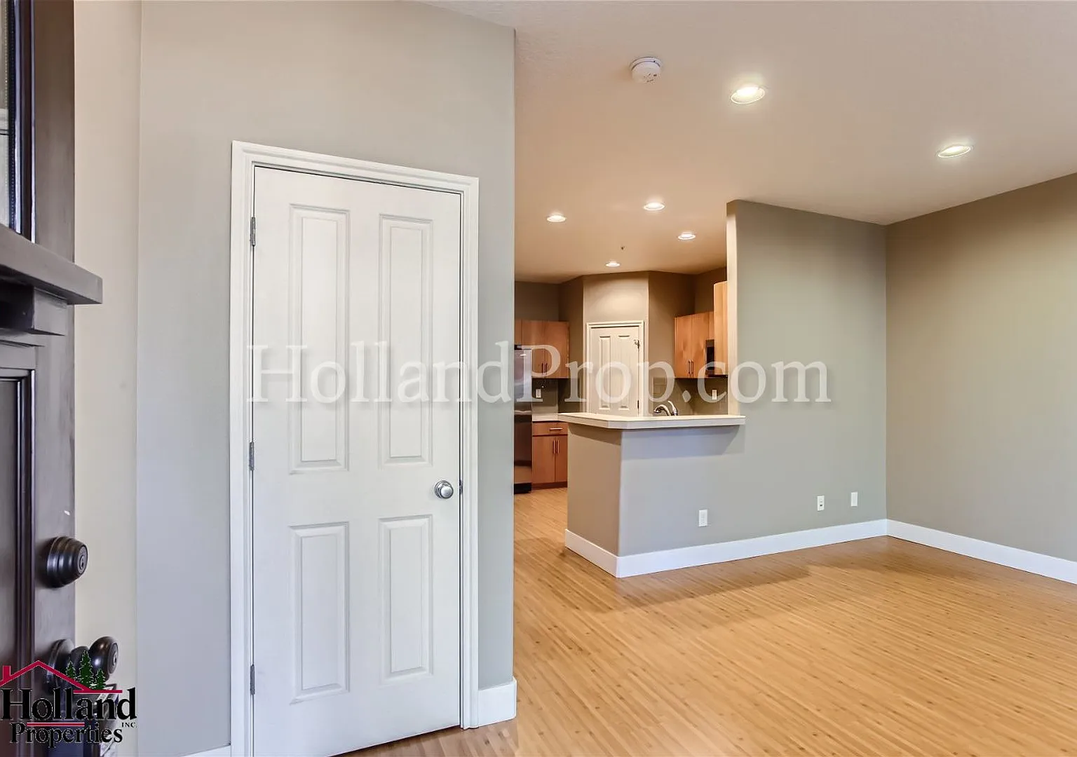Elevated Two-Level Living with Modern Comfort & Style — Photo 4