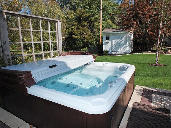 5th image of 5704 N Woodlawn Ct