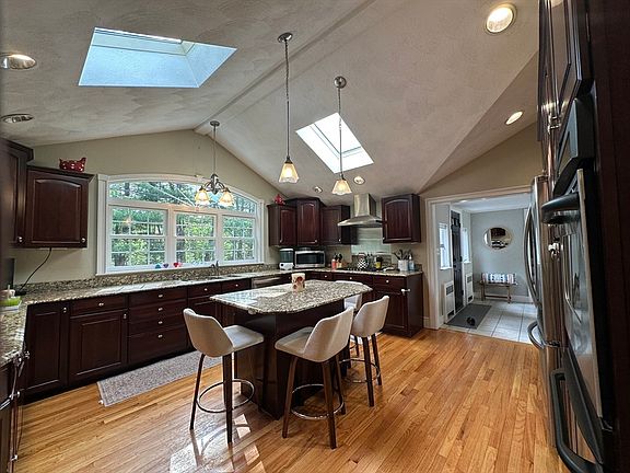 3rd image of 48 Juniper St