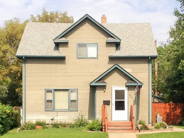 901 4th St NE, Devils Lake, ND 58301