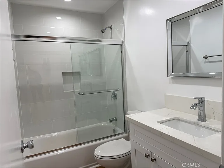 18657 Collins St #4 — Photo 9