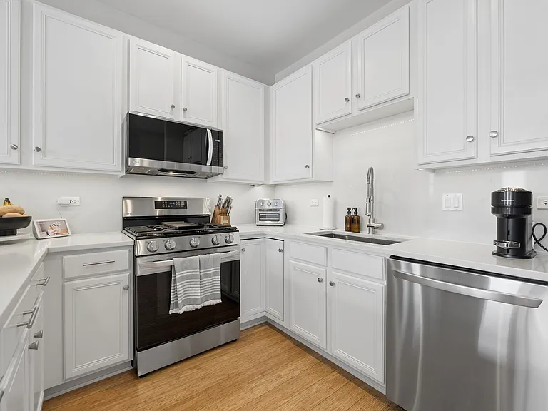 2310 W Saint Paul Ave #501 — Photo 9