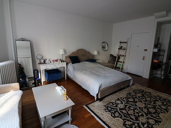 4th image of 259 W 70th St APT 3R