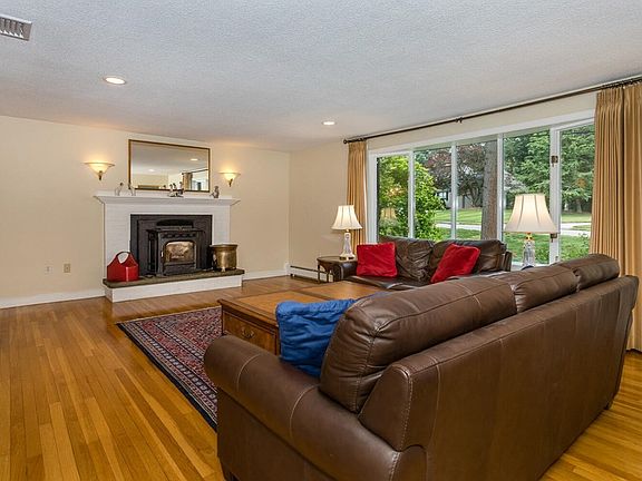 4th image of 24 Mohawk Rd