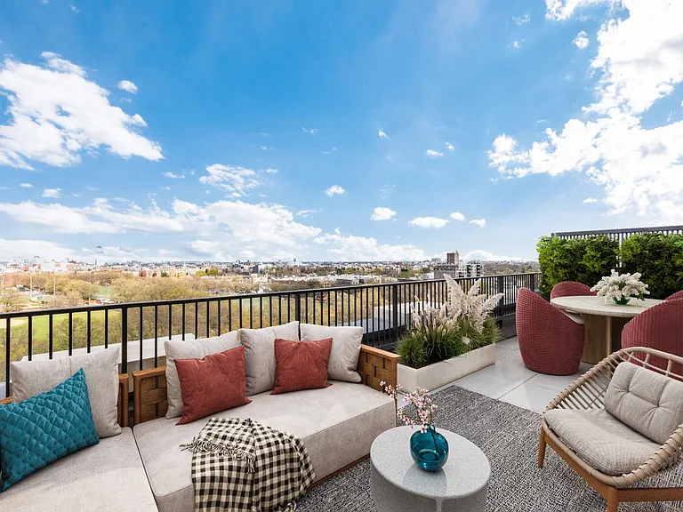 11 Ocean Pkwy #Penthouse 102 — Photo 1