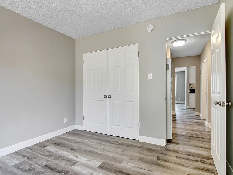 6219 Reseda Blvd — Photo 5