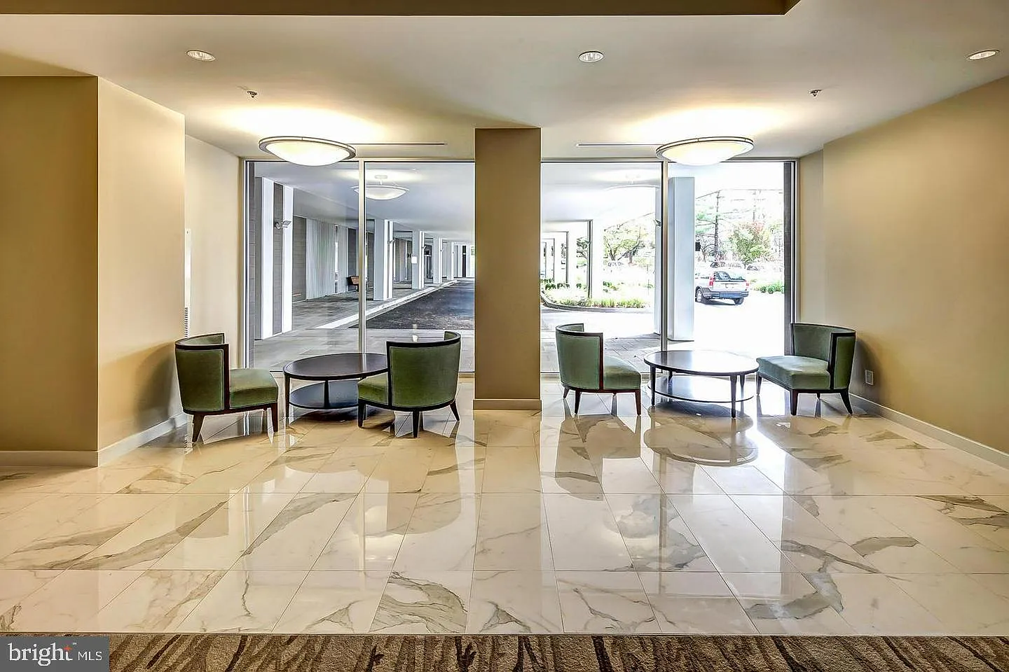The Kenwood Condominium — Photo 2
