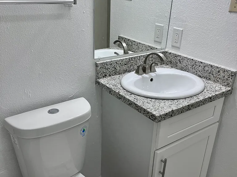811 Vouray Dr #D — Photo 7
