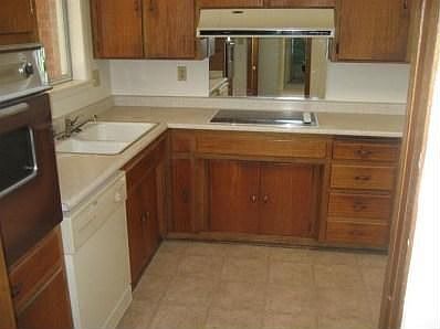4th image of 8613 Avenales Ave NE