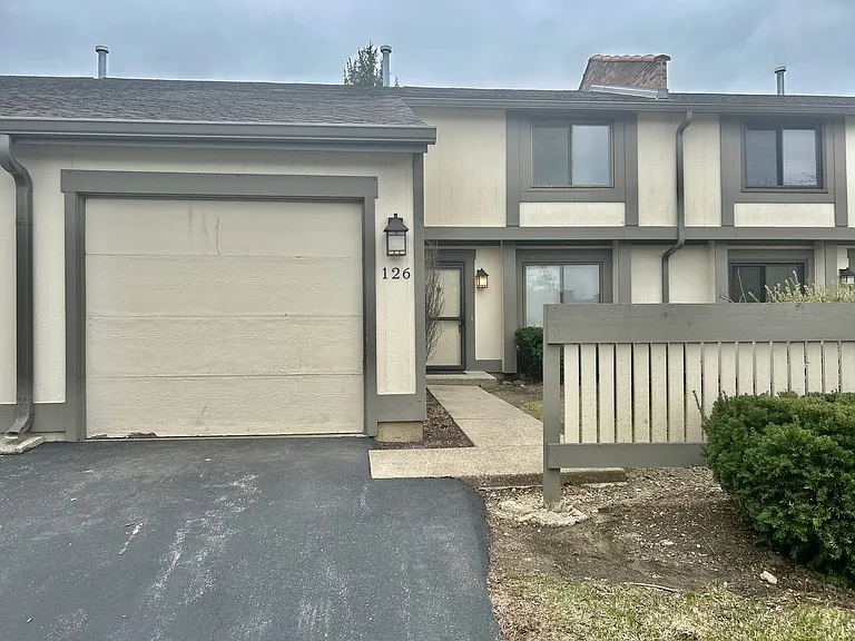 126 Honeysuckle Ct — Photo 1