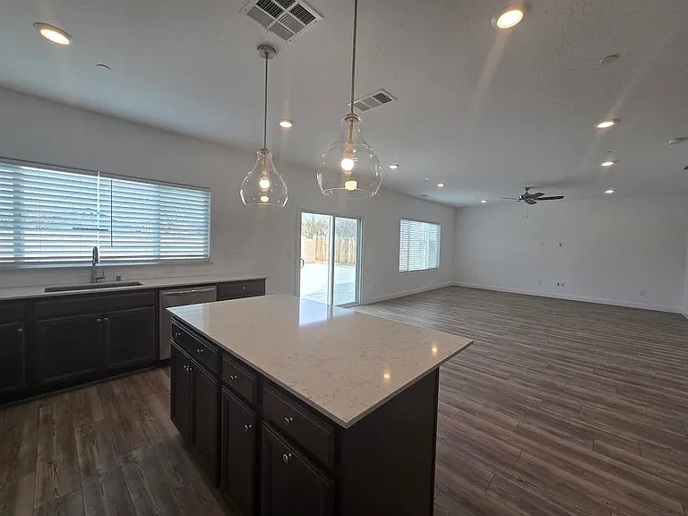 2320 S Claremont Ave — Photo 17