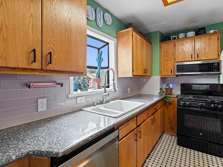 1102 N Anderson St — Photo 5