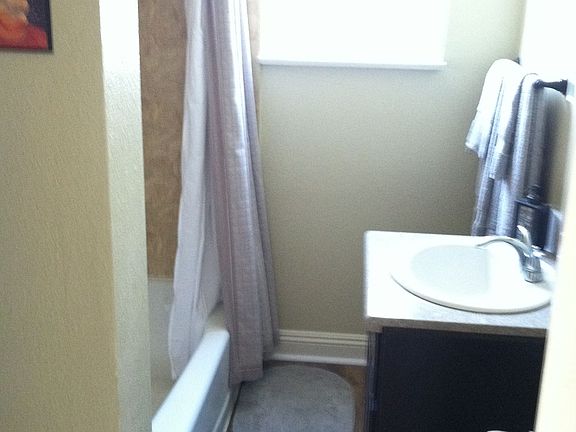 5th image of 922 E 109th St