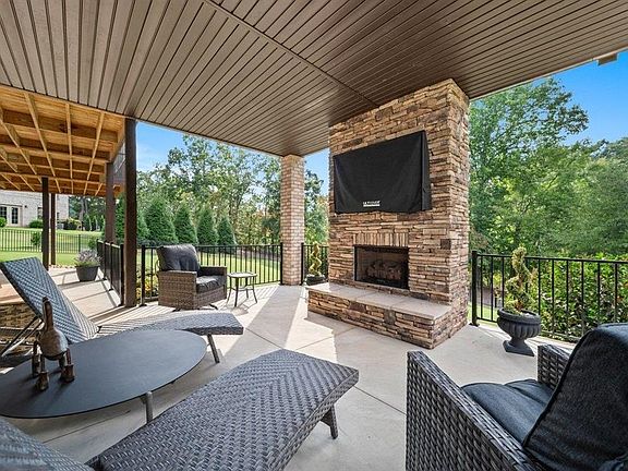 5th image of 383 Island Green Ln