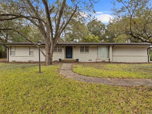 208 Wildwood Ln, Kilgore, TX 75662