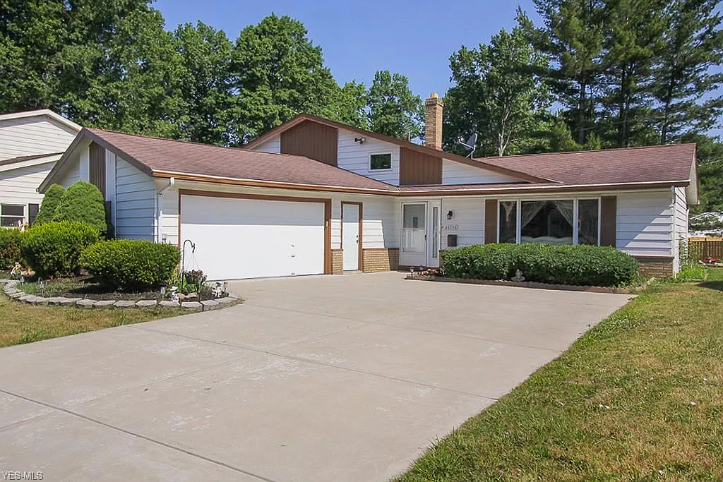 26748 Leenders Ln photo 1