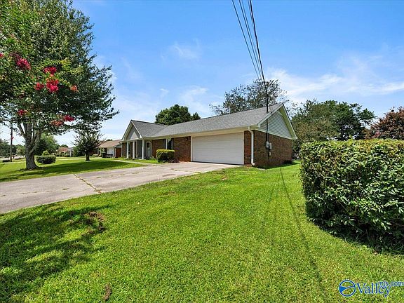 3rd image of 215 Saddle Rock Ct