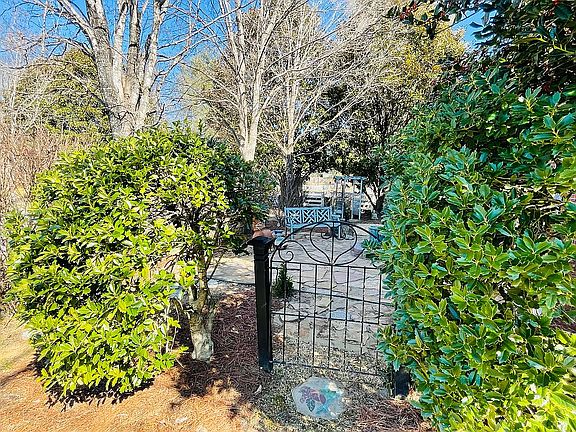 3rd image of 508 Essex Park Cir