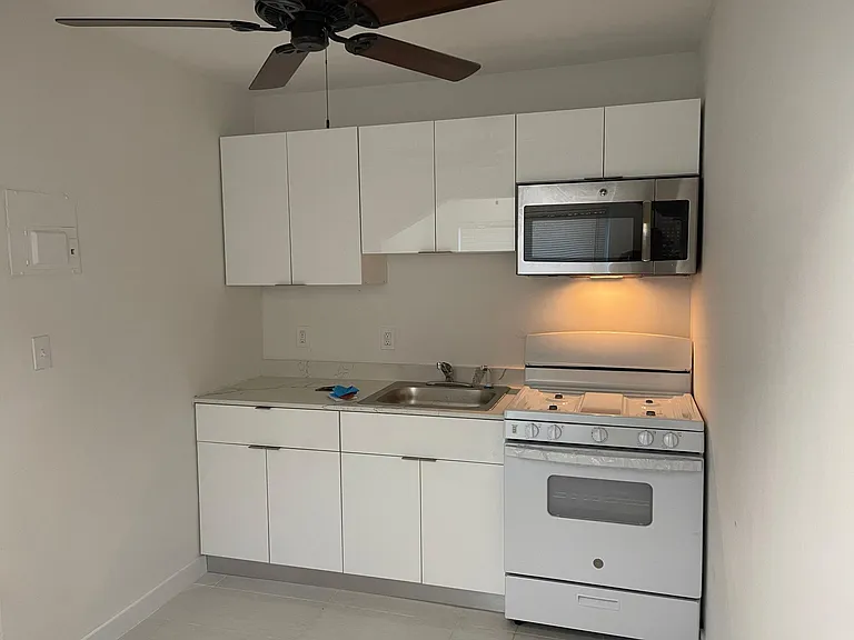 237 SW 13th St — Photo 3