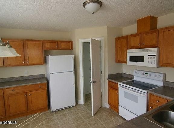 4th image of 2204 B Saddleback Dr