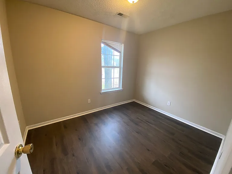 210 Oxford Cir — Photo 3