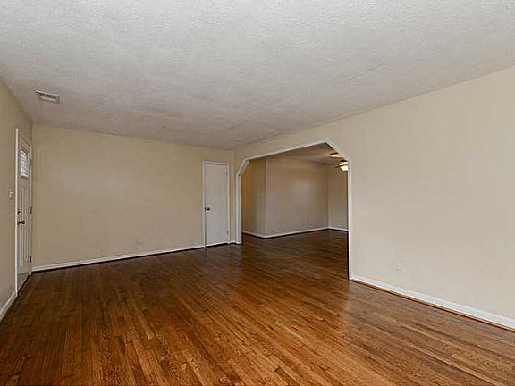 5th image of 621 Manor Dr