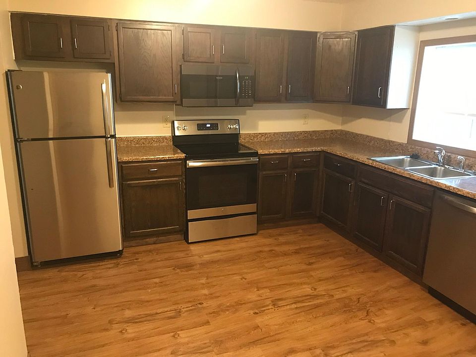 Brand new stainless steel appliances, stove is self cleaning! Newly remodeled throughout this unit.