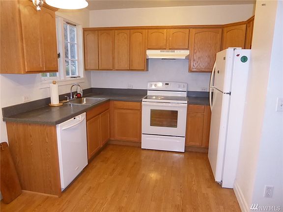 3rd image of 3 Douglas Ave