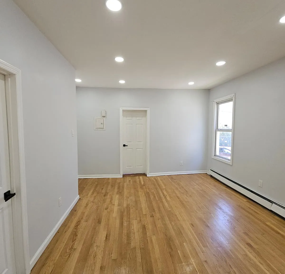 4 bed, $2,400 — Photo 2