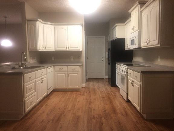 Flat surface glass range in the kitchen, fridge included