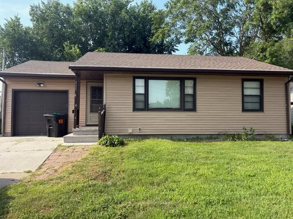 525 E 19th St, Fremont, NE 68025