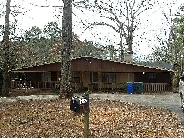 3 bed, 2200 sqft, $1,575 — Photo 2