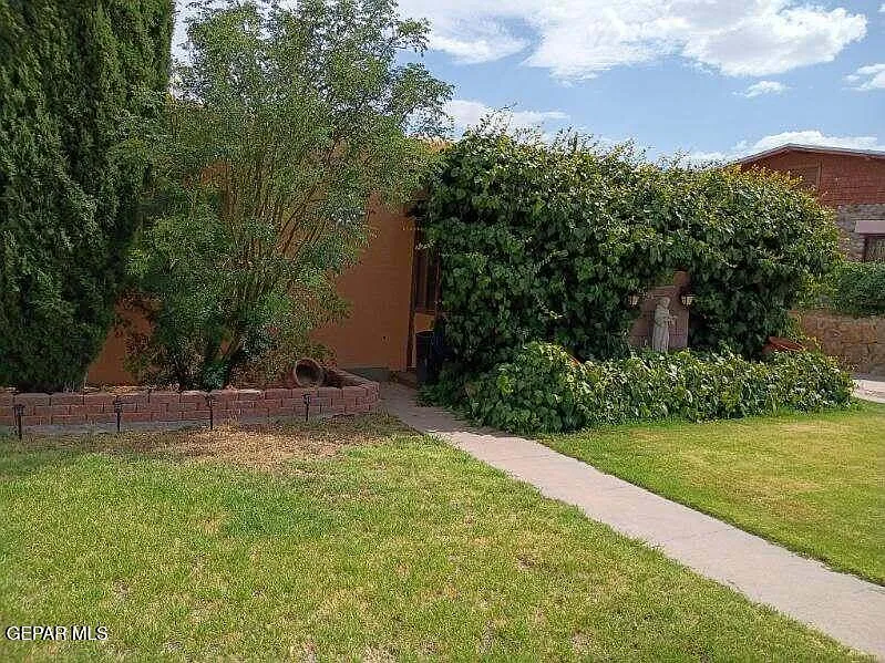 2 bed, 1.0 bath, 1557 sqft, $1,400 — Photo 2