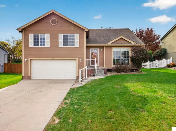815 Edgewater Dr, Papillion, NE 68046