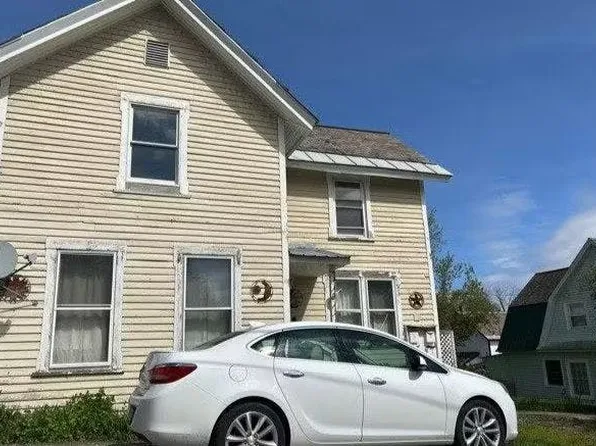 28 Pine St, Granville, NY 12832