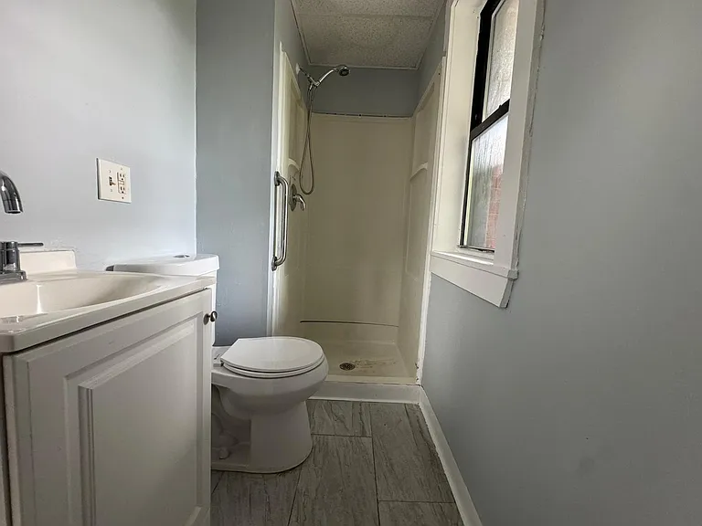 197 S Leonard St #11 — Photo 7