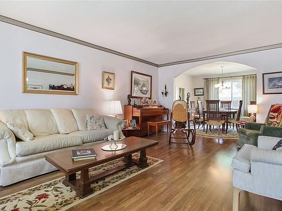 5th image of 405 Glenmeade Ct