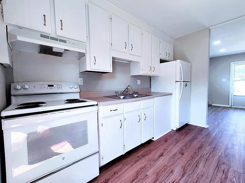 2 bed, 1.0 bath, $800 — Photo 3