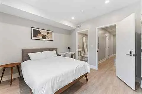 Bedroom w/full bed and private bath
